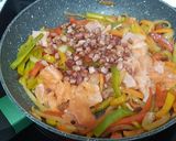 Foto del paso 4 de la receta: Fritada picante de verduras con trucha y bacon