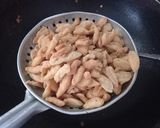 Foto langkah ke 4 dari resep Biji Ketapang Bawang Asin Gurih.
