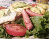 Foto del paso 4 de la receta: Desayuno con huevo y ensalada 🍳🥚🍞🥑🥗🍊