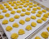Foto langkah ke 4 dari resep Kue Sagu Keju.