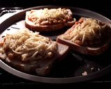 Foto del paso 3 de la receta: Tostada de judías en salsa de tomate y queso cheddar