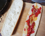 Foto del paso 2 de la receta: Bocadillo de lomo adobado con pimiento, cebolla y queso