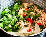 Hình bước làm 3 của món Mì Gói Nấu Cải Xanh Đuôi Phụng