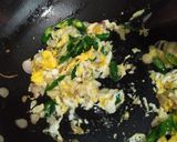 Foto langkah ke 4 dari resep Mie Telur Goreng campur kol dan cabai hijau.