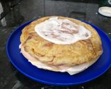 Foto del paso 3 de la receta: Tortilla de papas rellena de queso y pechuga de pavo