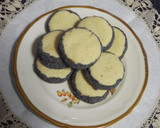 Foto del paso 3 de la receta: Alfajorcitos con dulce de leche al chocolate y semillas de amapolas