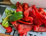 Une image de l'étape 2 de Courgettes et poivrons bicolores marinés grillés à la plancha.