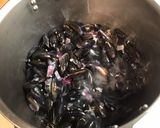 Une image de l'étape 8 de Moules épicées aux oignons rouges, ail fumé et sauce roquefort.