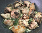 Foto del paso 2 de la receta: Pollo en fritada con ajos, perejil y huevo con puntillitas