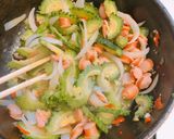 Hình bước làm 2 của món Mướp đắng xào trứng xúc xích