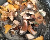 Foto del paso 3 de la receta Espaguetis con mantequilla a la salvia y setas