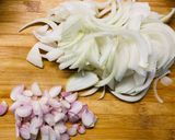 Hình bước làm 1 của món Vào bếp cùng con: Onion jam hay mứt hành tây mặn ngọt với dấm dâu tằm