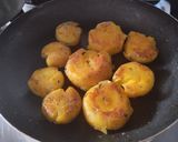 Foto del paso 3 de la receta: Papas🥔 criollas🧆 doradas con tomillo🌿
