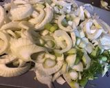Une image de l'étape 2 de Fenouils et courgette aux saucisses allemandes et épices.