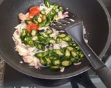 Foto langkah ke 3 dari resep Cumi asin tumis cabai hijau.