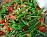 Foto langkah ke 2 dari resep Oseng Ikan Pindang Kacang Panjang Mommylicious.