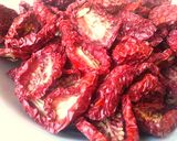 Foto del passaggio 1 della ricetta Pomodori secchi sott'olio, capperi, acciughe e peperoncino