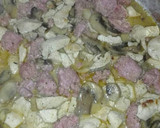 Foto del paso 1 de la receta: Patatas con pechuga de pollo salchichas frescas champiñones aderezadas y gratinada