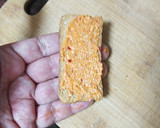 Foto del paso 2 de la receta: Tostas de dúo de paté (atún; y de queso de cabra, pimiento)