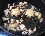 Foto del paso 3 de la receta: Contramuslos de Pollo con verdura, champiñones y manzana al horno