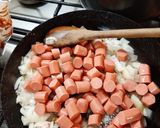 Foto del paso 2 de la receta: Salchichas caramelizadas con arroz
