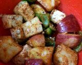 A picture of step 4 of Apple paneer tikka papdi.