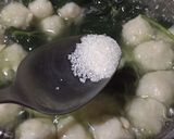 Foto langkah ke 4 dari resep Sup Bakso Daun Ubi.