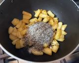 Foto del paso 2 de la receta: Omelette de manzana caramelizada y queso