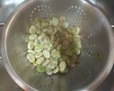 Foto del paso 2 de la receta: Papas salteadas en gajos con habas