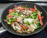 Foto del paso 2 de la receta: Taco de lechuga con pollo desmechado sazonado