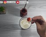 Foto langkah ke 2 dari resep Korea strawberry milk latte.