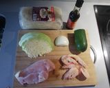 Foto del paso 1 de la receta: Fideos de arroz con verduras, pollo y langostinos 🥬🍗🍜🍤