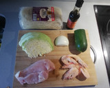Foto del paso 1 de la receta: Fideos de arroz con verduras, pollo y langostinos 🥬🍗🍜🍤