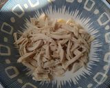 รูปขั้นตอนการทำที่ 1 ของ น้ำพริกปลากระป๋องอกไก่ฉีก