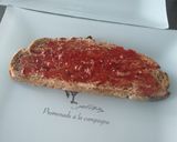 Une image de l'étape 1 de Toast avocat groseille et saumon.