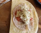 Foto del paso 3 de la receta: Tortillas de trigo rellenas de jamón y quesos al orégano