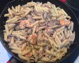 Foto del paso 4 de la receta Macarrones con langostinos, setas y atún