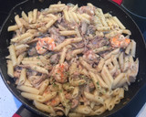 Foto del paso 4 de la receta: Macarrones con langostinos, setas y atún
