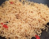 Foto langkah ke 2 dari resep Mi goreng spesial.