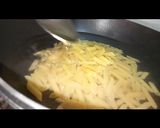 A picture of step 1 of Spicy penne arrabiata.