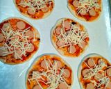 Foto langkah ke 4 dari resep Pizza Sosis Simple #Dapur Fitri.