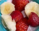 A picture of step 2 of Strawberry banana parfait.