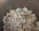 Foto del paso 7 de la receta: Sepia encebollada con piñones