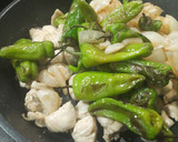 Foto del paso 3 de la receta: Pollo al curry rojo con cacahuete y pimiento verde 🌶