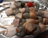 Foto del paso 3 de la receta: Brochetas de rape, vieiras y langostinos