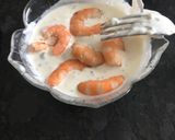 Une image de l'étape 2 de Roulades de saumon fumé aux asperges, sauce aux crevettes et au chèvre frais.