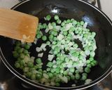 Foto del paso 2 de la receta: Tortilla de huevo con chícharos