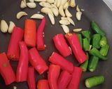 A picture of step 1 of Red and green chilli Thecha.