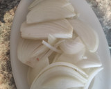 Foto del paso 1 de la receta: Salchichas con cebolla y mix de pimientas