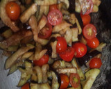 Foto del paso 5 de la receta: Fideos al"fierrito"de sémola sin huevo con verduras salteadas🍝🍳🌾🍆🍅